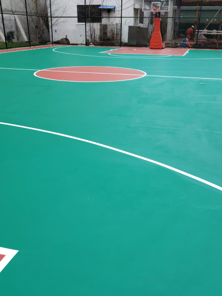 邗江 球场长期使用易出现地面开裂